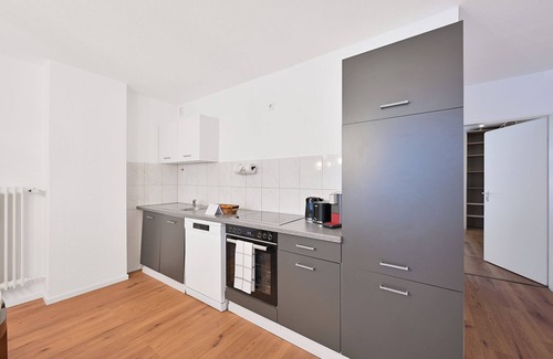 Elberfeld-Mitte Apartment | Spacious & Beautiful 5 Room Apt Sleeps 10- City Center Wuppertal