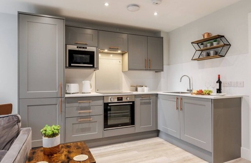 Bournemouth City Centre Apartment | Spacious, Beautiful 1-Bed Apt; Central, Wi-Fi, PKG