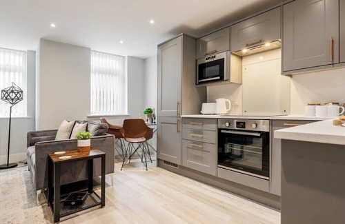 Bournemouth City Centre Apartment | Spacious, Beautiful 1-Bed Apt; Central, Wi-Fi, PKG