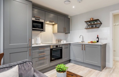 Bournemouth City Centre Apartment | Spacious, Beautiful 1-Bed Apt; Central, Wi-Fi, PKG