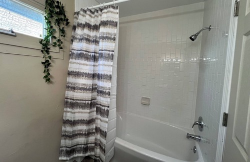 Fuller Park House | Spacious Bi-level near Downtown