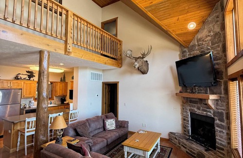 Indian Point Cabin | Spacious Branson Lodge – 4 King Suites, Pools, Fireplace, Near SDC & Table Rock