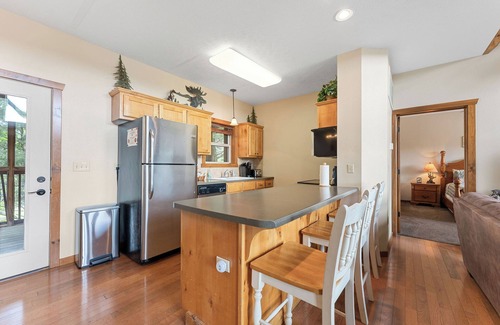 Indian Point Cabin | Spacious Branson Lodge – 4 King Suites, Pools, Fireplace, Near SDC & Table Rock