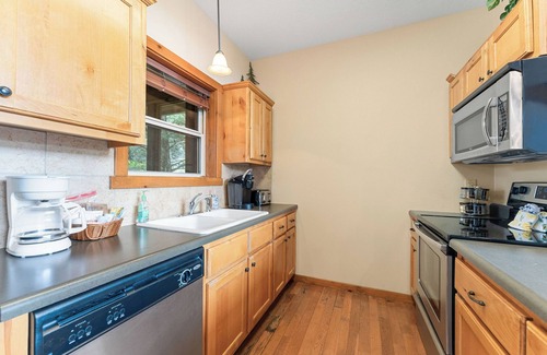 Indian Point Cabin | Spacious Branson Lodge – 4 King Suites, Pools, Fireplace, Near SDC & Table Rock