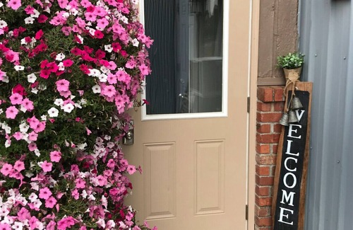 Lynden House | Spacious! Breakfast! Hot tub! Comfy! Location!
