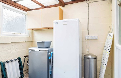 Swindon House | Spacious & Bright 2 Bed Home in Swindon w Parking