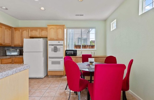 The Villas House | Spacious & Bright 4BD at Santana Row Near Apple HQ