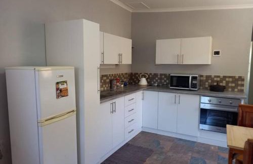 Graaff-Reinet Apartment | Spacious, bright private flat