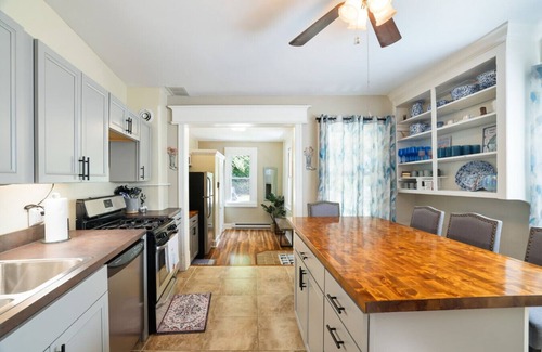 Ashfield Apartment | Spacious Broadway Home/Downtown Western Modern Charm with parking