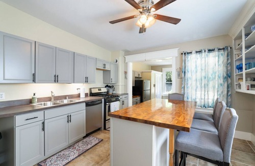 Ashfield Apartment | Spacious Broadway Home/Downtown Western Modern Charm with parking