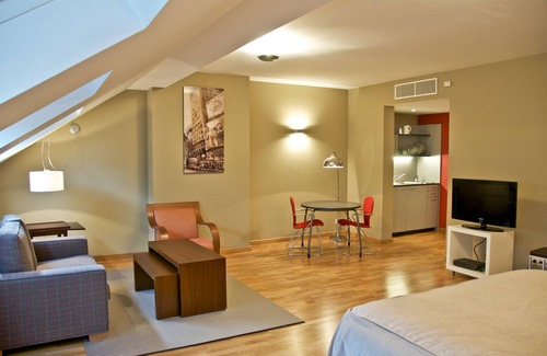Upper Town Apartment | Spacious Business Suites. Fully equipped kitchen. Great location.