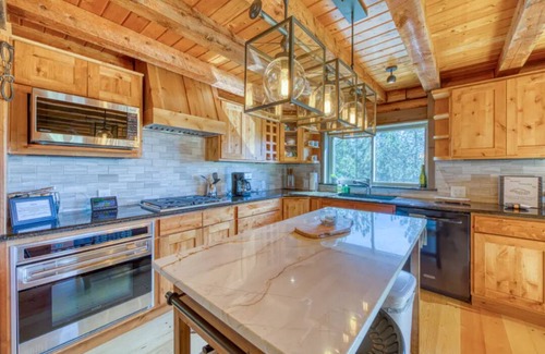 Woodland Park Cabin | Spacious cabin in the woods w/a private hot tub, deck, & fireplace SUV needed