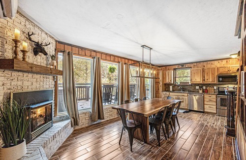 Bryson City Cabin | Spacious cabin near boat rentals & NOC with Hot Tub, Pool Table, & Gameroom