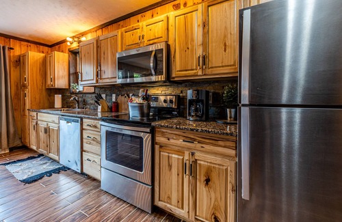 Bryson City Cabin | Spacious cabin near boat rentals & NOC with Hot Tub, Pool Table, & Gameroom
