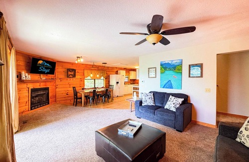 Cherokee Cabin | Spacious Cabin w/Hot Tub & Spectacular Valley Views | Near Bryson & Cherokee