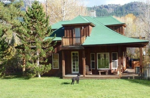 Methow Valley Cabin | Spacious Cabin W/Lrg Fenced Yard in the Heart of Methow Valley
