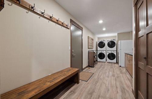 Lead Cabin | Spacious Cabin with AC, Wifi, Hot Tub, Garage & Trail Access