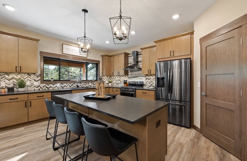 Lead Cabin | Spacious Cabin with AC, Wifi, Hot Tub, Garage & Trail Access