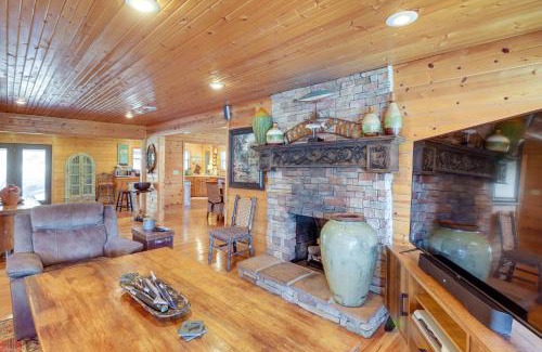 Flippin House | Spacious Cabin with Private Dock on White River!