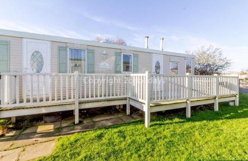 Hunstanton Other | Spacious Caravan For Hire In Hunstanton At Manor Park Holiday Park Ref 23047B