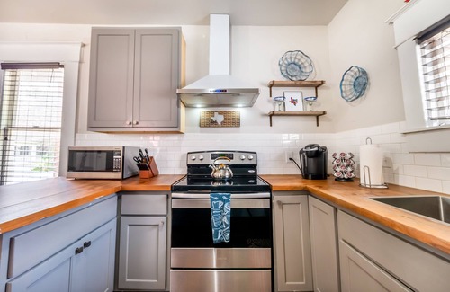Tobin Hill Apartment | Spacious Carriage Apartment near Downtown, Pearl Brewery & Riverwalk