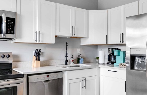 Richmond House | Spacious Carytown Home: 6BR, Free Parking!