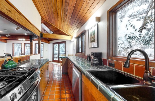 Alyeska Ski Chalet | Spacious chalet with WiFi, private hot tub & solarium - dogs ok