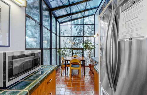 Alyeska Ski Chalet | Spacious chalet with WiFi, private hot tub & solarium - dogs ok
