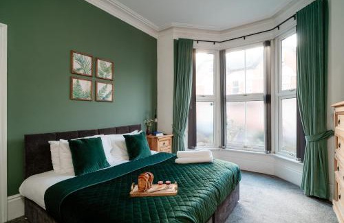 Edgbaston House | Spacious City Centre Family Contractors WiFi