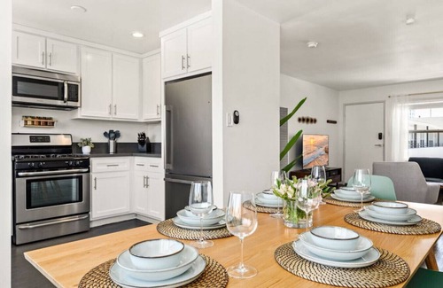 Alamitos Beach Apartment | Spacious Coastal Apartment in a Colorful Community