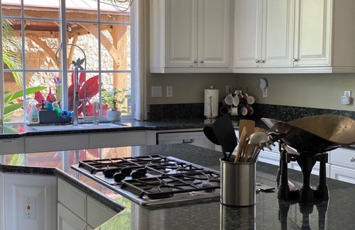 Leucadia House | Spacious Coastal Retreat – Walk to the Beach, Dining & Shopping!