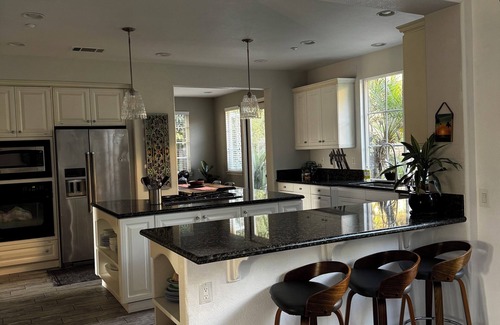 Leucadia House | Spacious Coastal Retreat – Walk to the Beach, Dining & Shopping!
