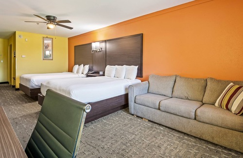 Crawfordville Hotel | Spacious Comfort for Groups – 2 Queen Beds + Sleeper Sofa at Wildwood Inn