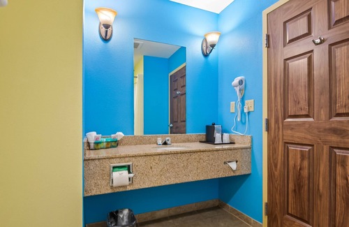 Crawfordville Hotel | Spacious Comfort for Groups – 2 Queen Beds + Sleeper Sofa at Wildwood Inn