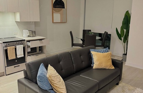 Downtown Mississauga House | Spacious comfortable 3bedroom home. Your perfect getaway awaits.