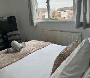 Aylesbury House | Spacious Comfortable 4 Bedroom House