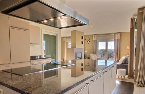 Walk House | Spacious comfortable villa in quiet with heated pool