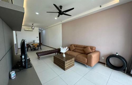 Tanjung Bungah Apartment | Spacious Comfy 8pax, 3 Bedroom, 2 Car Park, The Landmark