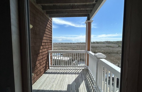 Manteo Condo | Spacious Condo on the Water!
