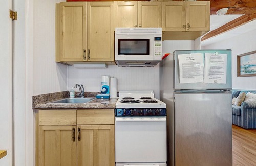 Ogunquit - Wells Apartment | Spacious condo w/shared pool and full kitchen Close to the beach