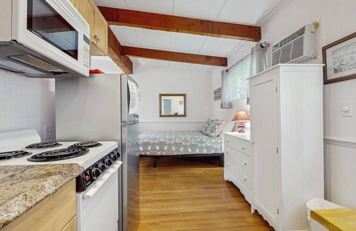 Ogunquit - Wells Apartment | Spacious condo w/shared pool and full kitchen Close to the beach