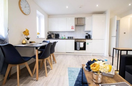 Swindon Apartment | Spacious Contractor Family apartment