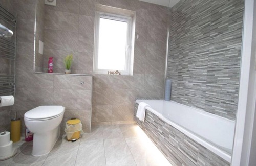 Swindon Apartment | Spacious Contractor Family apartment