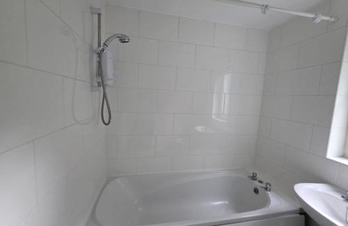 Wainscot Apartment | Spacious contractors and tourist apartment with parking & Wifi