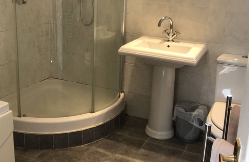 Begbroke House | Spacious, cool, one bedroom apartment, with garden and off road parking.