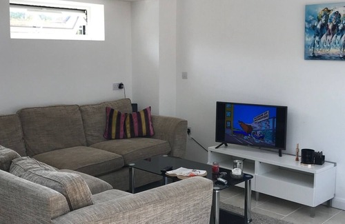 Begbroke House | Spacious, cool, one bedroom apartment, with garden and off road parking.