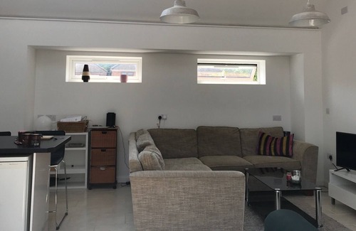 Begbroke House | Spacious, cool, one bedroom apartment, with garden and off road parking.