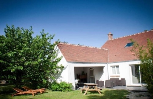 Sigloy Cottage | Spacious cottage with heated pool, wifi, and tennis by the Loire