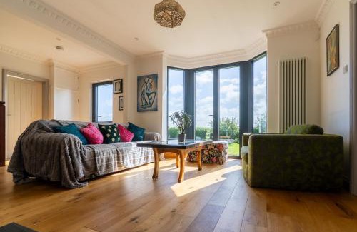 Charlton Marshall House | Spacious Countryside Retreat
