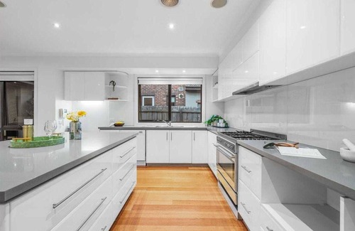 Ormond Villa | Spacious, Cozy & Entertaining 4BR House with a Spa Bathtub and Covered Parking